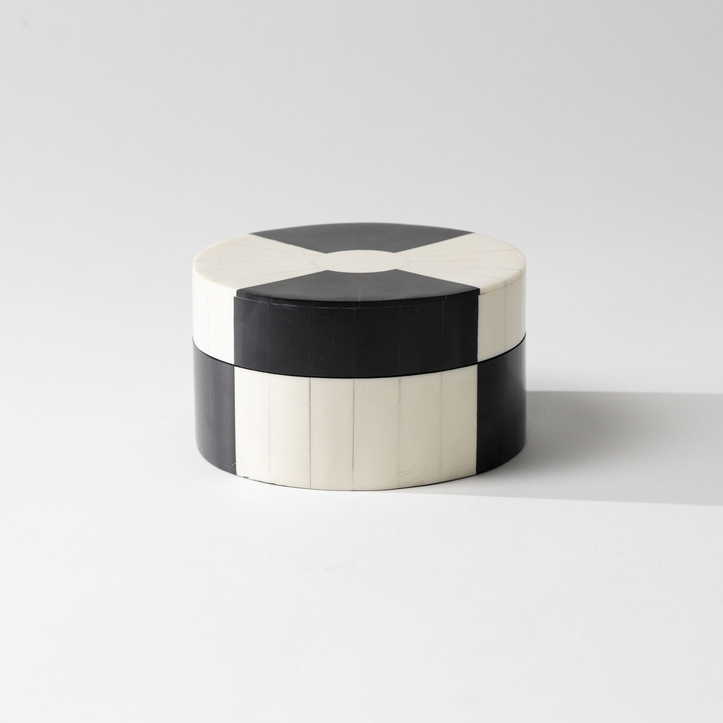 Black & White Round Box