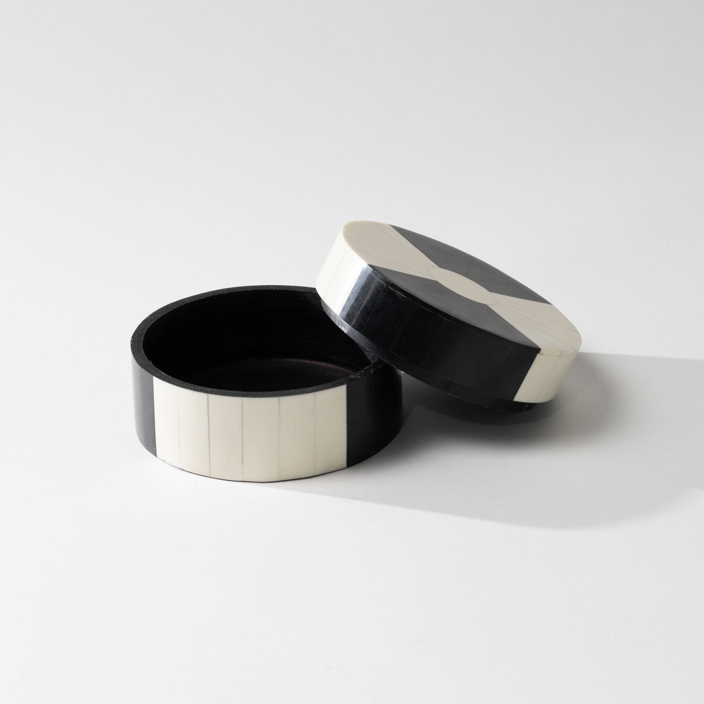 Black & White Round Box