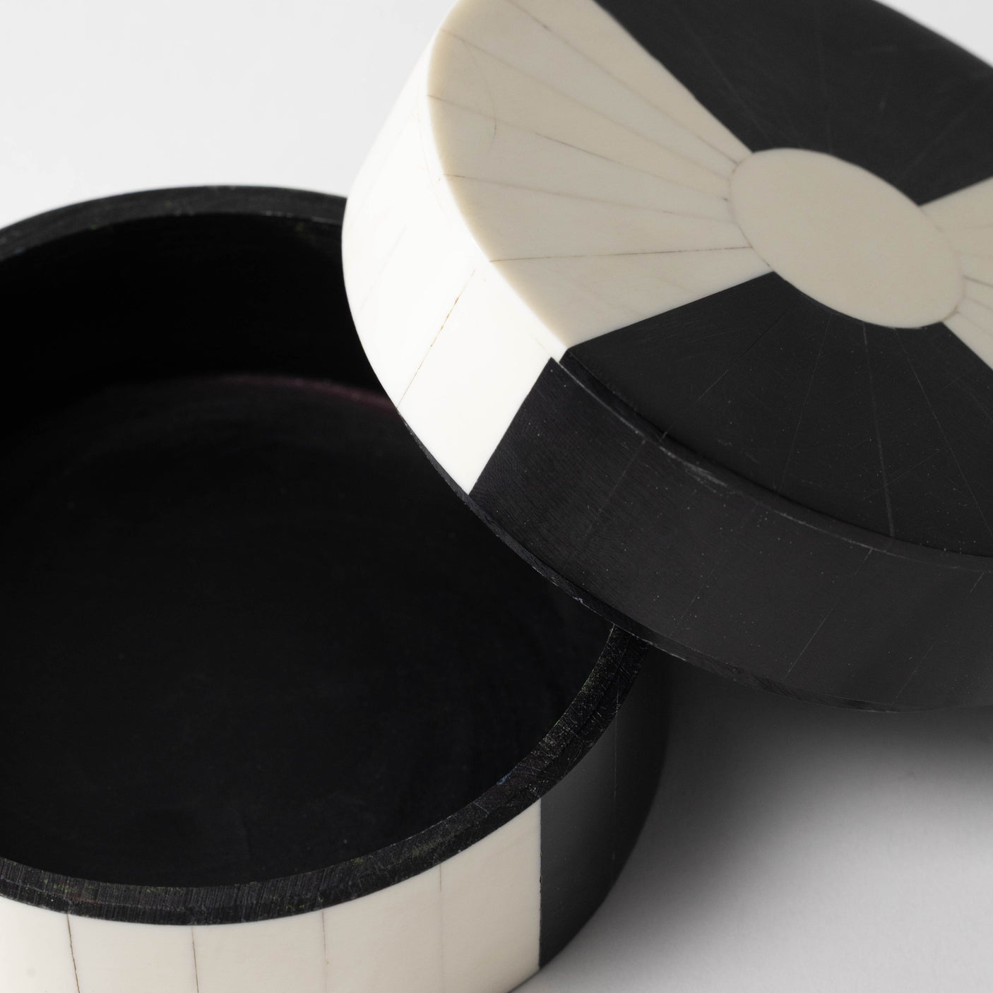 Black & White Round Box